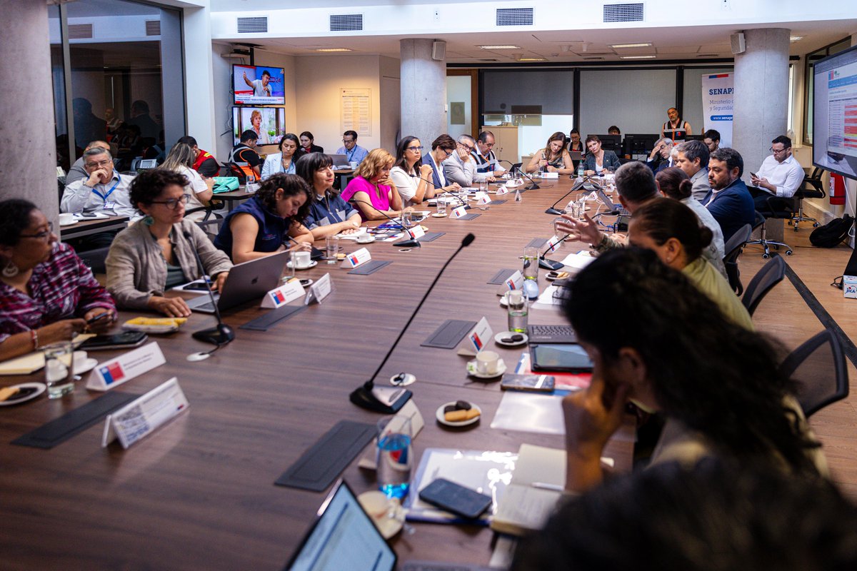 MinMujeryEG's tweet photo. 🔴 Subse Luz Vidal y otras autoridades participan de Comité para Gestión de Riesgos y Desastres #COGRID, encabezado por ministra del @min_interior Carolina Tohá para coordinar acciones de mitigación y respuesta ante las consecuencias de incendios forestales #CombateIncendios ✅ https://t.co/hxRPaMVyLw