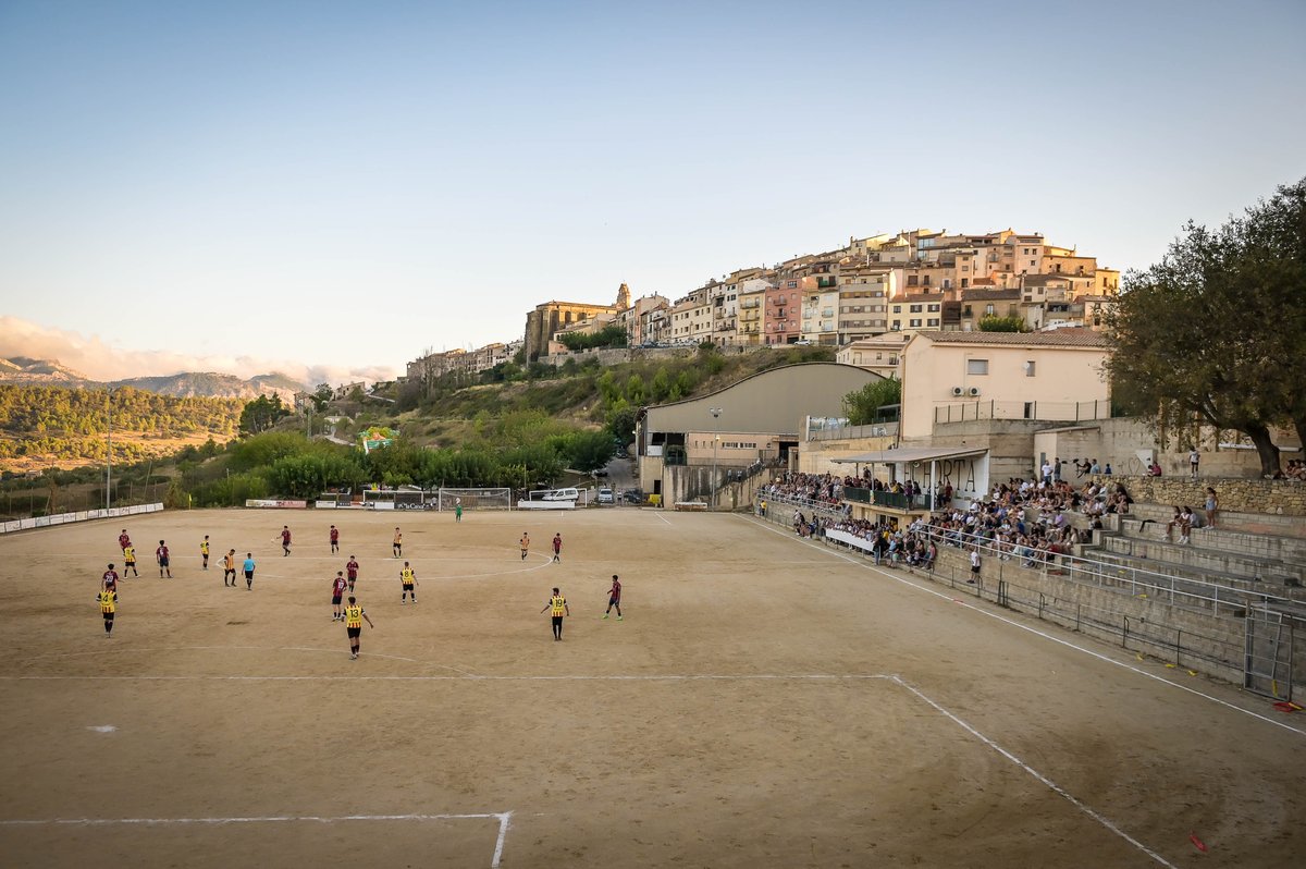 El FC Horta de Sant Joan és un dels pocs equips a Catalunya que encara juga en un terreny de joc de sorra

És un club centenari de la Terra Alta i el seu camp és un dels més autèntics i bonics de Catalunya