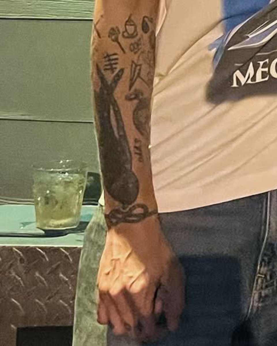 louis hands bot (@lwthandsbot) on Twitter photo 