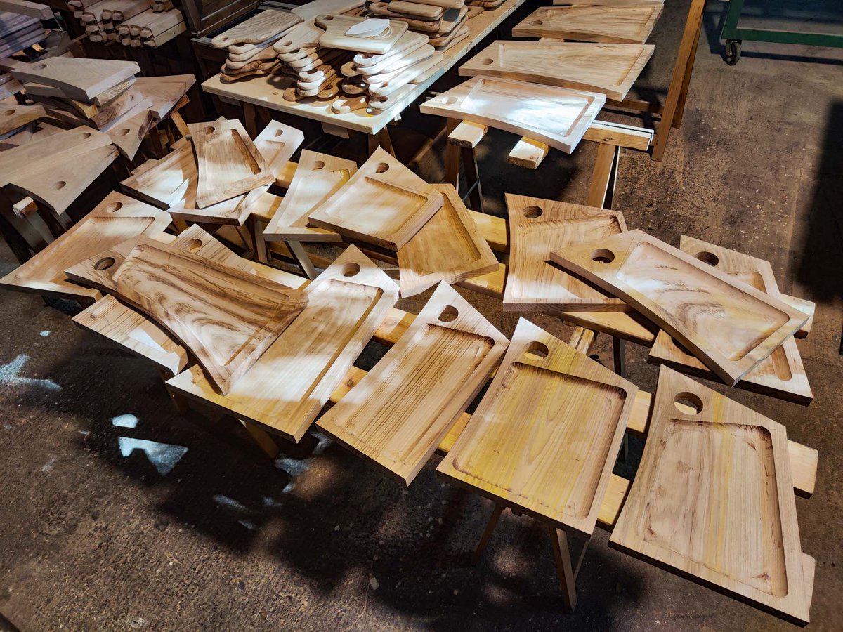PINUCCIOMARONG2's tweet photo. Ogni tagliere ha una forma unica suggerita dalle venature del legno.Metteremo in lavorazione la nuova produzione per l’estate,su legni scelti,marchiati a fuoco e finitura a base di olio d’oliva. https://t.co/OrQhcER14i +39 329 1943500 info@pinucciomarongiu.it
#taglieri #artigiano https://t.co/8QYkFJRS5A