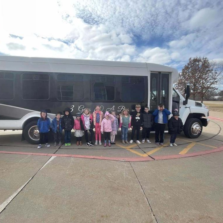 clinton_schools's tweet photo. Many students at Eagle Heights earned a limo bus ride and ice cream party (popcorn fundraiser). It was most likely the highlight of their school week! 🥳

#CCSDStudents https://t.co/tIqa2pJkig