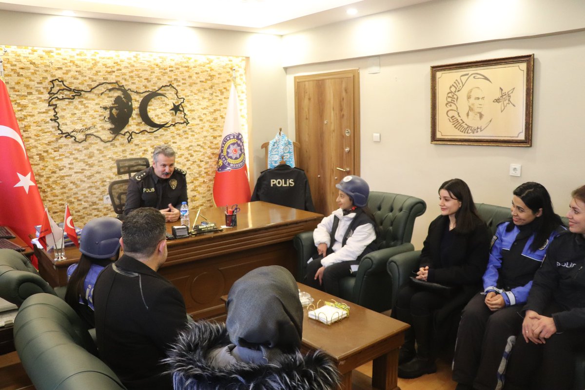 CukurcaKaymakam's tweet photo. 📌 “Sınırdan Sınırların Ötesine Projesi” kapsamında; Kaymakamımız Sayın @mertkumcu80 ’nun Emirşaban İmam Hatip Ortaokulu ziyaretinde polis olmak isteyen öğrencilerimiz Öznur Seven ve Rojin Çetin, Çukurca İlçe Emniyet Müdürlüğünü ve çalışmalarını yakından görme fırsatı bularak İlçe Emniyet Müdürü Adem KÖPÜK’ten polislik mesleğine dair bilgi edindiler.