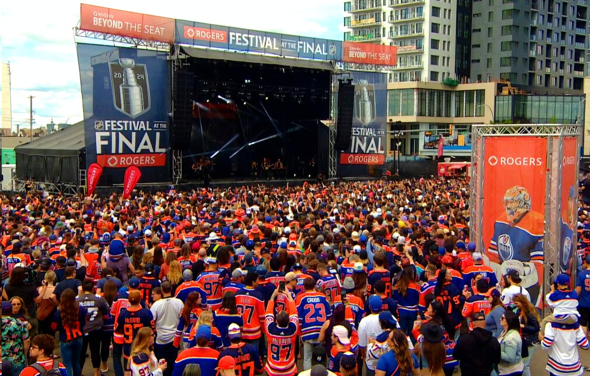 97OrangeCrush29's tweet photo. #Oilers
The Edmonton Oilers were #1 team in Revenue in #NHL in 2024

EDMONTON OILERS !!!!!!!
387 Million Dollars

This is 3rd SMALLEST metro population in NHL and Blue Collar City

GIVE IT UP TO THE FANS OF OILERS. Because that's fucking ridiculous !!
@CityofEdmonton 🔥 https://t.co/2LPS217V1u