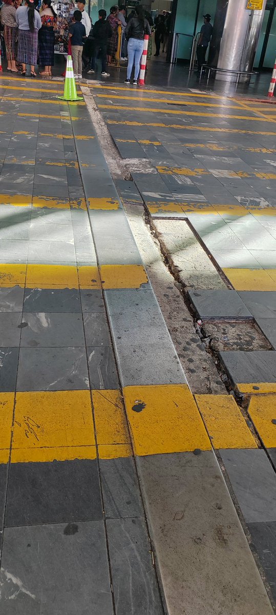 eabarahona's tweet photo. @CIV_Guatemala Y afuera da vergüenza https://t.co/MY7VBhiKVv