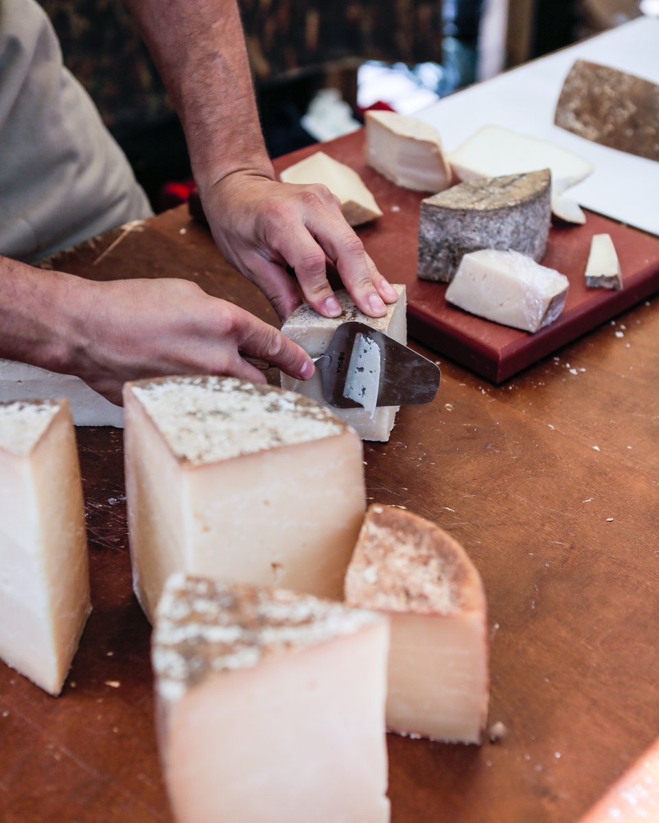 LactiumVic's tweet image. 🧀 Un bon #formatge és… cremós? intens? amb crosta rentada? de llet crua? Tots tenim un formatge favorit, però a @LactiumVic ens agraden TOTS! 😍

Quin formatge no falta mai a casa teva? 

#lactium #lactiumvic #vic #osona