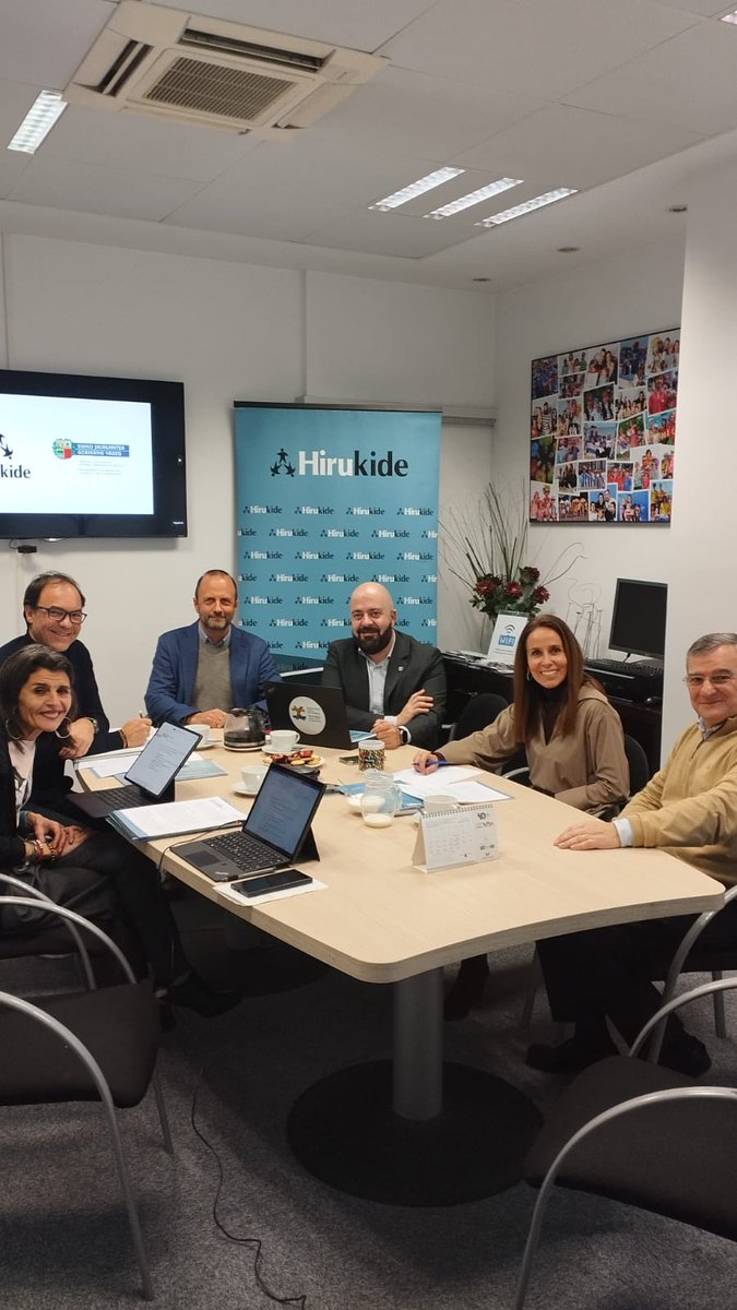 📢 Nos hemos reunido con la Consejería de Bienestar, Juventud y Reto Demográfico para insistir en la necesidad de situar a la #familia en el centro de las políticas públicas. Pedimos que se incorpore la perspectiva familiar y del "número" en todas las normativas que les afectan.