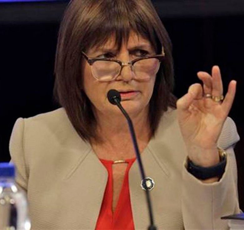 🚨 PLAN 9010 A FONDO 🚔

La Policía Federal de BULLRICH arrestó a un delincuente que sembraba terror en el sur de la provincia de Buenos Aires:

“DAME LO QUE TENÉS O TE MATO” amenazaba a los vecinos. 

¿BANCÁS QUE LA MINISTRA APLIQUE MANO DURA CONTRA LA DELINCUENCIA? 👇🏻