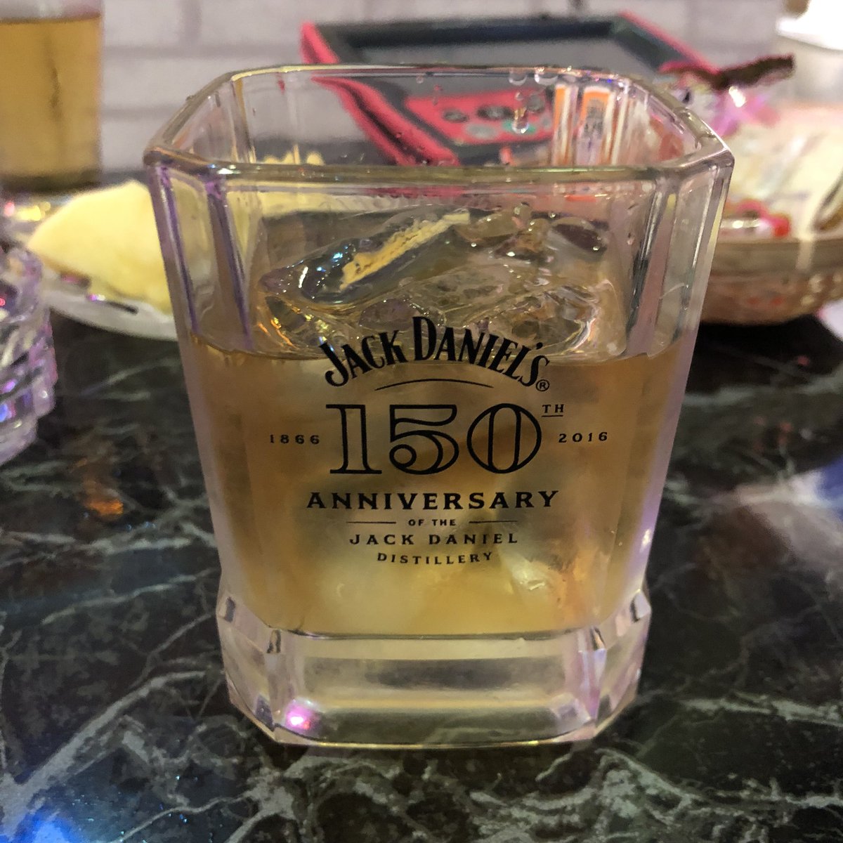 daidaiiro125's tweet photo. 鶴見555バーでジャック・ダニエル飲んでやったぜ。

グラスが粋だねぇ

#ジャックダニエルズ
#テネシーウイスキー
#ロック
#タイバー
#タイカラ https://t.co/obdAmJHaR6