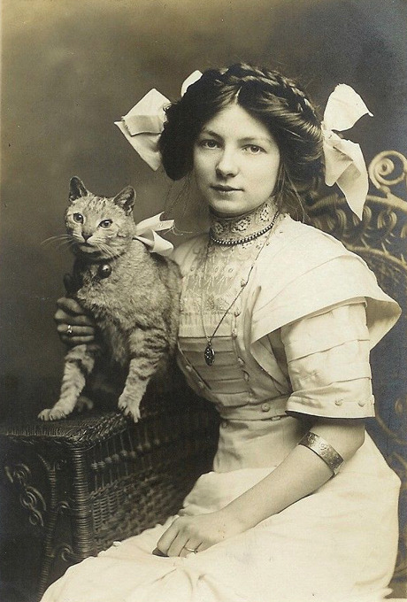 wikivictorian's tweet photo. Portrait of an unidentified young woman with a cat. Photographed in the 1900s. https://t.co/i1i1mOH9IF