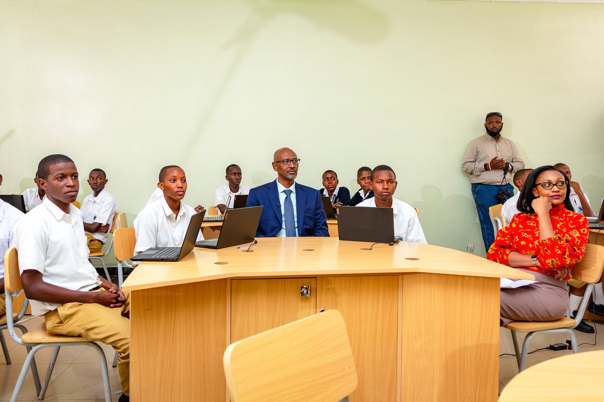 Rwanda_Edu's tweet image. On this week&apos;s #EdTechMonday, Minister @JoNsengimana joined @JoyDoreenBiira to discuss championing local innovation through supportive EdTech policies. He outlined Rwanda’s strategies for integrating EdTech into the national learning system, fostering a digital-first education…