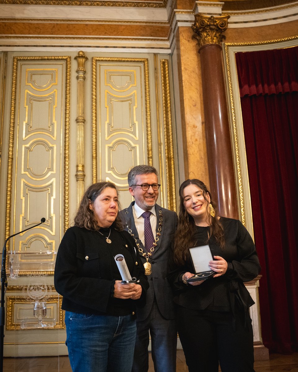 Homenageámos Celeste Caeiro com a Medalha de Honra da Cidade. Celeste Caeiro fez história e fez abril. É um marco da nossa democracia e liberdade. Obrigado, Celeste, em nome da Câmara Municipal de Lisboa e de todos os lisboetas.