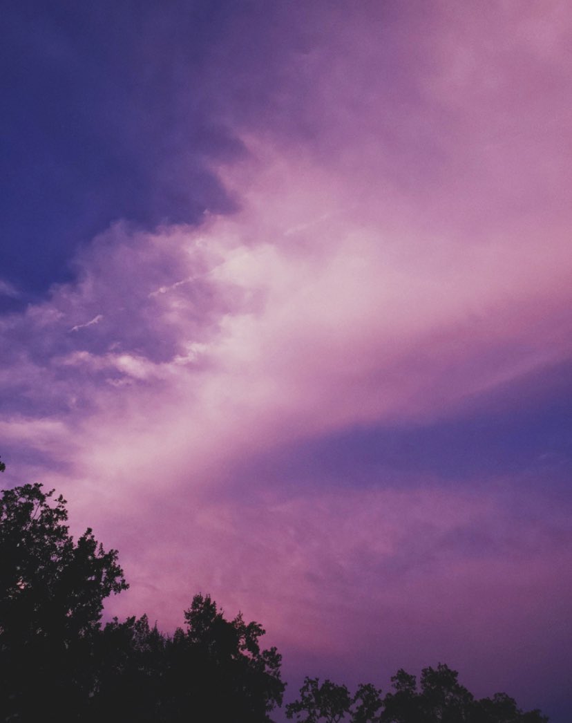 AdLibby1's tweet image. violet skies
should I be delighted
or scared?
#dailyhaikuprompt ( violet)