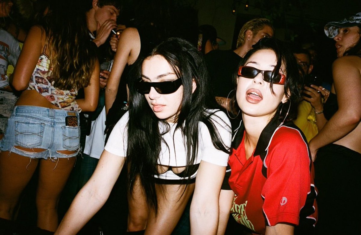 QUEENP0P's tweet photo. charli xcx and alexa demie https://t.co/zCM9C7D2PY