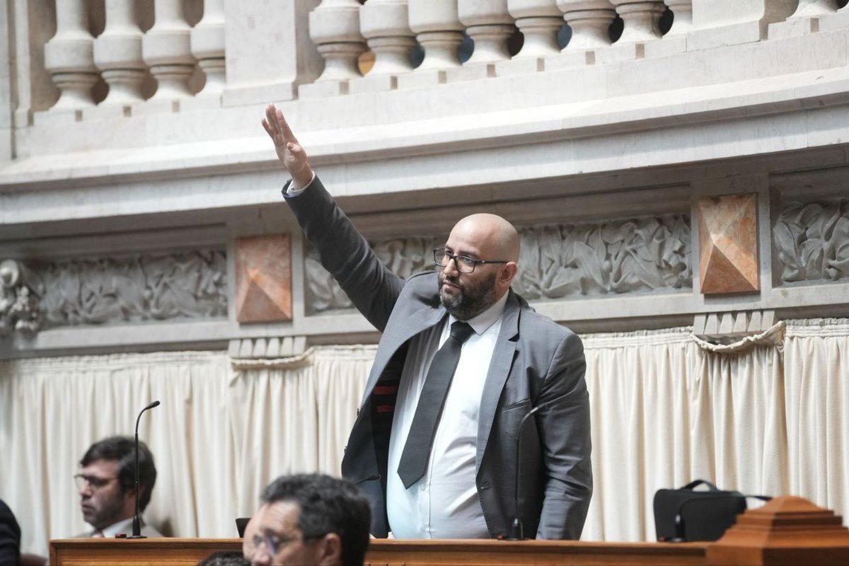 Arruda, amigo de neonazis, vota assim na AR. Em qualquer parlamento europeu ou parlamento do mundo isto tem uma gravidade enorme, porque é uma afronta aos valores democráticos, como bem alertou Rui Tavares. Isto tem de acabar ou acabam eles com a Democracia.