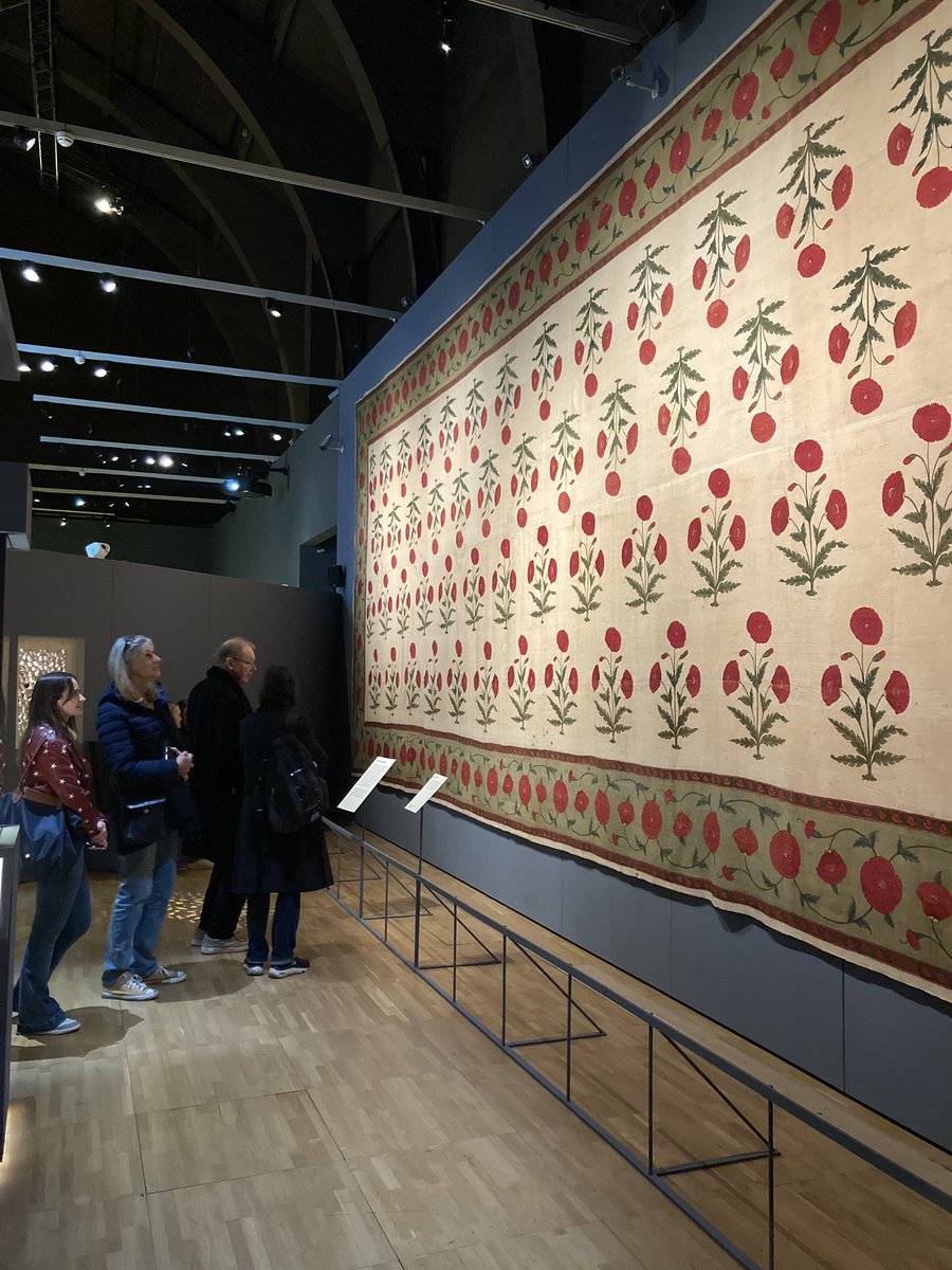 PipersSenior's tweet image. The second exhibition of the day was The Great Mughals: Opulence and Architecture. A complete contrast to the Naomi exhibition but we found lots of colour, pattern and texture inspiration to inject new directions into AS and A level projects. #PipersTextiles #PipersSixthform