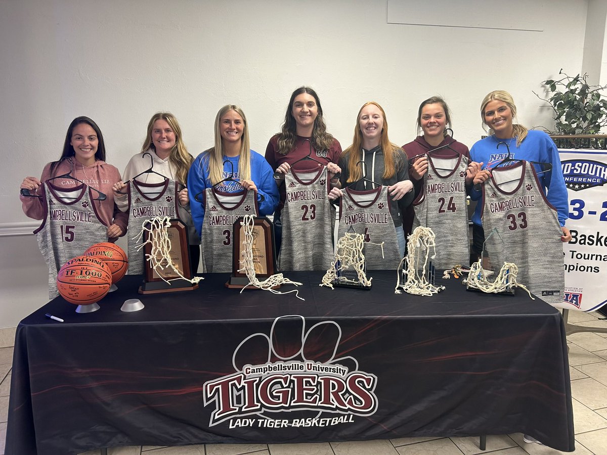 At last night’s ring ceremony, our 7 graduating seniors from 2023-2024 penned their names on our alumni door. This team went undefeated in conference to win the MSC Regular Season and Tournament Championship. Amazing people, and what an incredible legacy they have left behind! 🧵