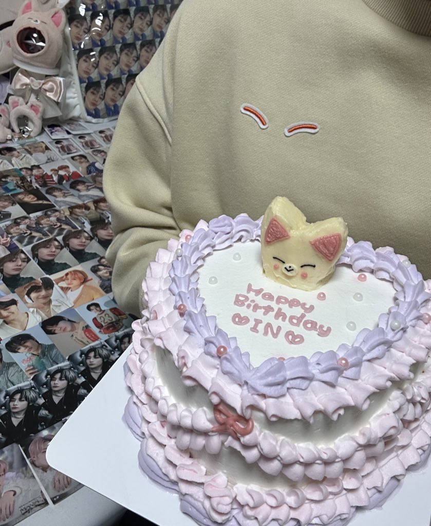 028_ain's tweet photo. 世界一大好きなアイエンお誕生日おめでとう🎂🎉
これからもたくさん狂わせてね➰🎀

생일 축하해요. 당신을 만나서 기쁩니다.
너무 너무 좋아해요♡

 #HappyINDay  #I_N #아이엔 #PrinceOfVocals_IN_Day  
#Siren_Vocalist_IN
#아기빵_항상_사랑으로_발효중 https://t.co/A8gEgZ1WjA