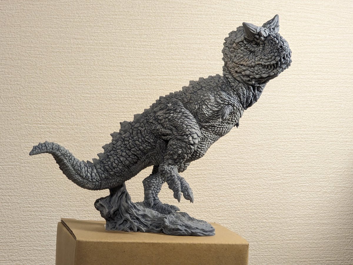カルノタウルスのレジンキット(全高約21cm)を少数ですが販売します