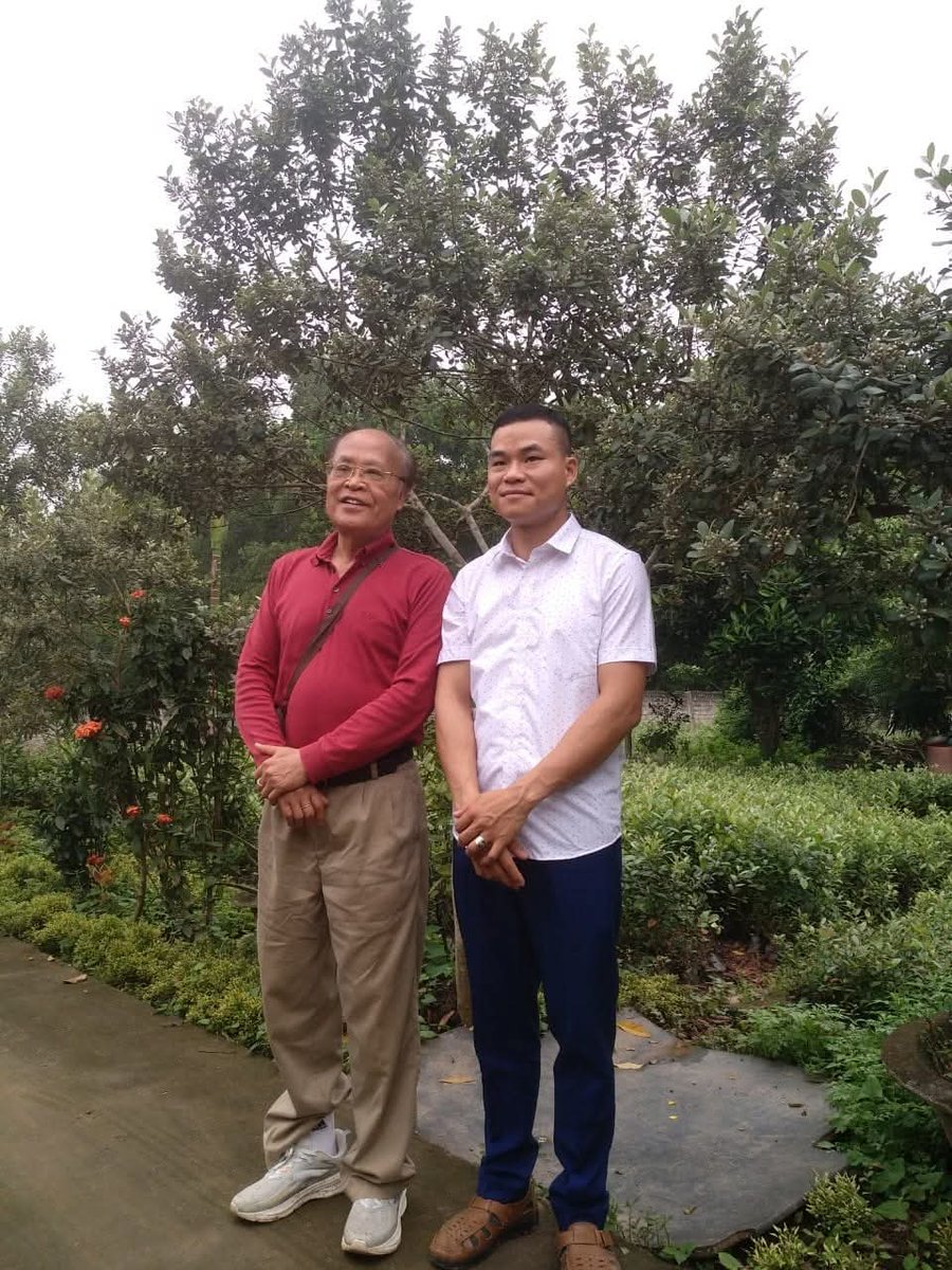 Áo đỏ là Bác Nguyễn Thế Cường . Chủ tịch tập đoàn thạch bàn.Bác nói, hồi mới lập nghiệp, trung bình mỗi ngày bác đi 200km, và đặc biệt đúng giờ. Bác say mê lắm! Dạ !Con xin lắng nghe và thực hành theo ạ!