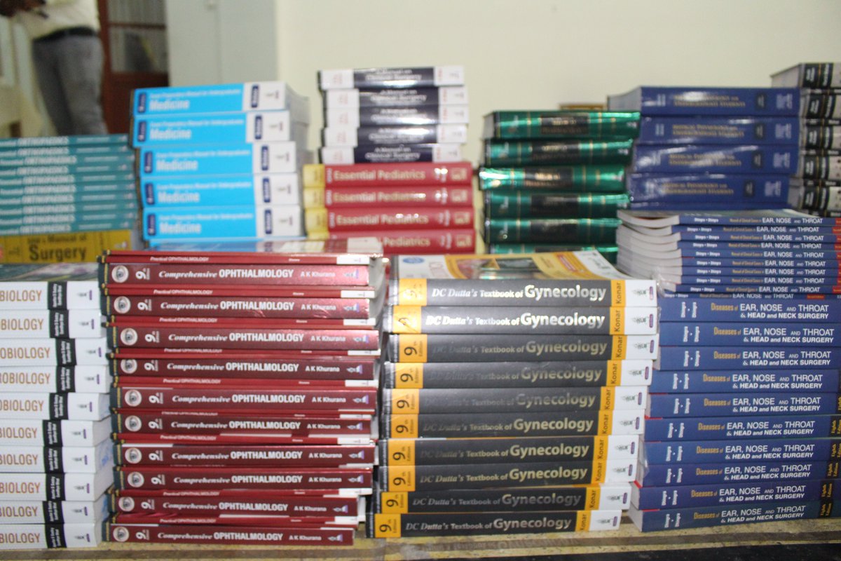 FFspdd's tweet image. Welcome ceremony for the international students from India in the MBBS program at UCT, alongside the donation of textbooks to the UCT library, under the cooperation agreement between Fundação São Paulo and IndoMed Educare Private Limited.