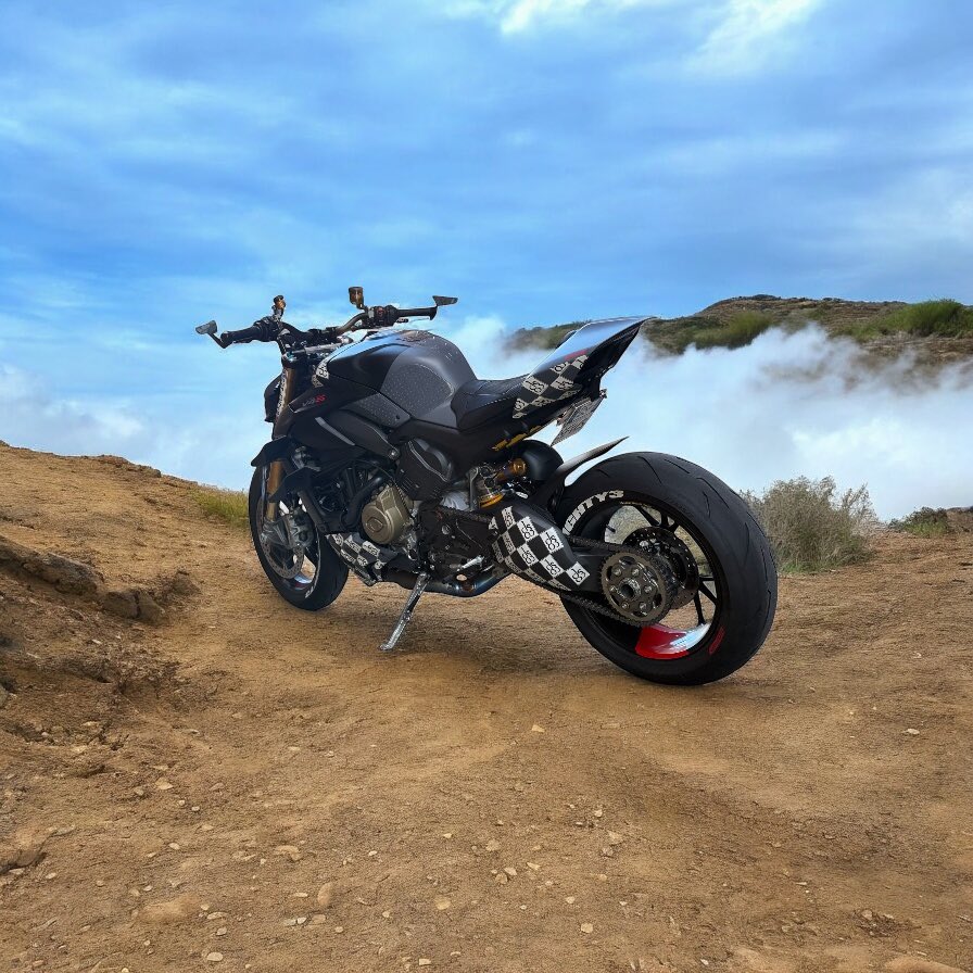 downshift83's tweet image. AI is getting outta hand 😂 I live in FL… no way I’m above the clouds #Ducati
