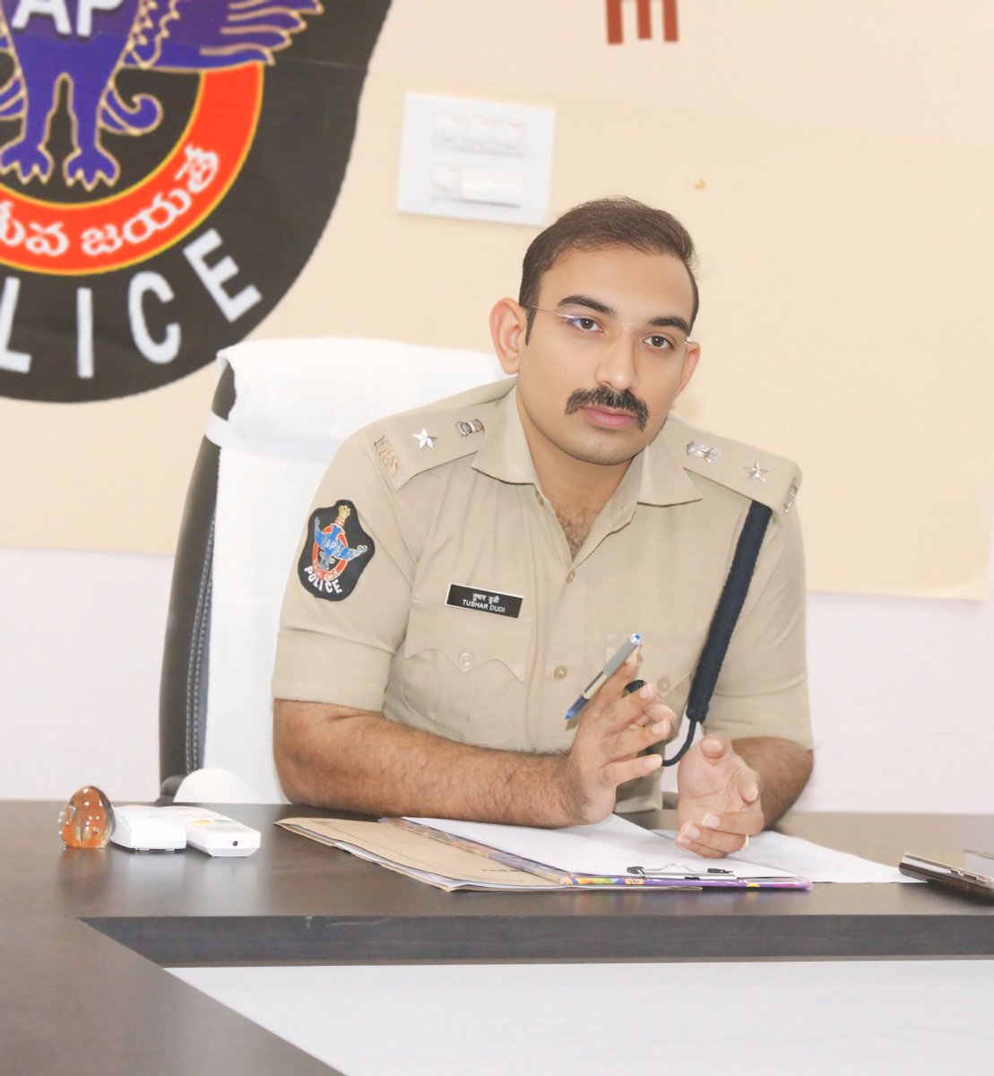 BapatlaPolice's tweet photo. "SP Bapatla Calls for Timely Investigations in POCSO and Women-Related Cases, Warns Against Negligence"
#TimelyInvestigations #PoliceAccountability #ZeroTolerance #POCSOCases #WomenSafety #EfficientPoliceWork #NegligenceNotTolerated #PoliceWelfare #LawAndOrder #TechInPatrol https://t.co/HbK8o3HWtP