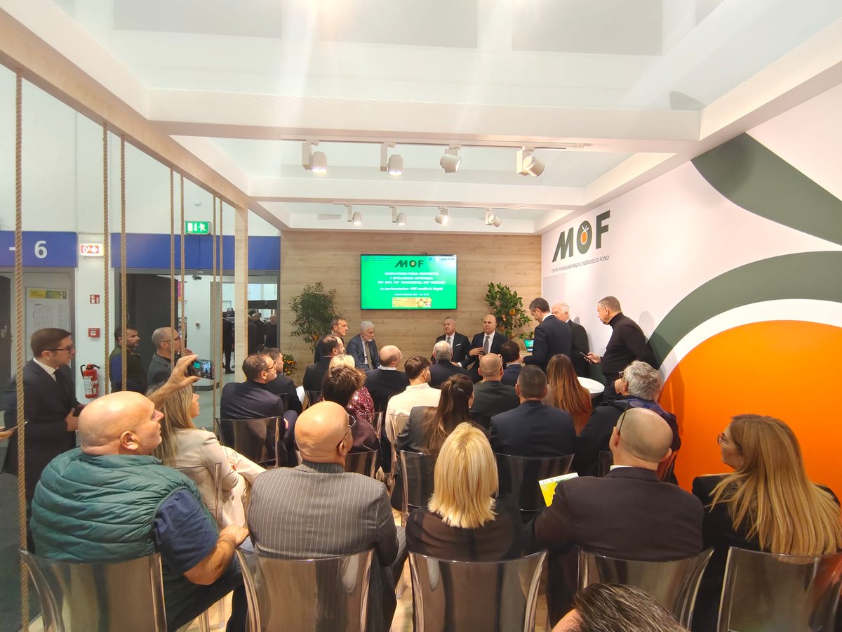 fondimof's tweet photo. Si chiude @Fruit_Logistica all’insegna di #innovazione e crescita!
✅ Confronto con Ministro Lollobrigida e altre autorità
✅ Successo dell’Osservatorio Prezzi #MOF con AI per più #trasparenza 
✅ Valorizzazione delle nostre #eccellenze
Per i dettagli: https://t.co/LLbOiz9Qju https://t.co/Ky1WfI6f32