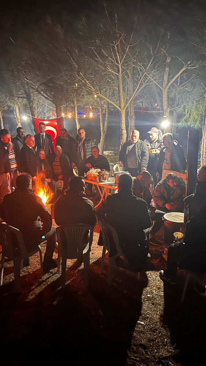 Bugün eşim <a href="/Yukselbatoff/">yüksel bat</a> ile <a href="/zaferpartisi/">Zafer Partisi</a> genel başkanı Sayın <a href="/umitozdag/">Ümit Özdağ</a> ı ziyaret ettik. Aşağıdaki fotoğrafları gösterdik. Çok mutlu oldu. “Ben burada direniyorum siz de orada direnin.” dedi ve gönderi ekindeki mektubu sizlere iletmemizi istedi. 
Tutsak tutulan Zafer Partisi