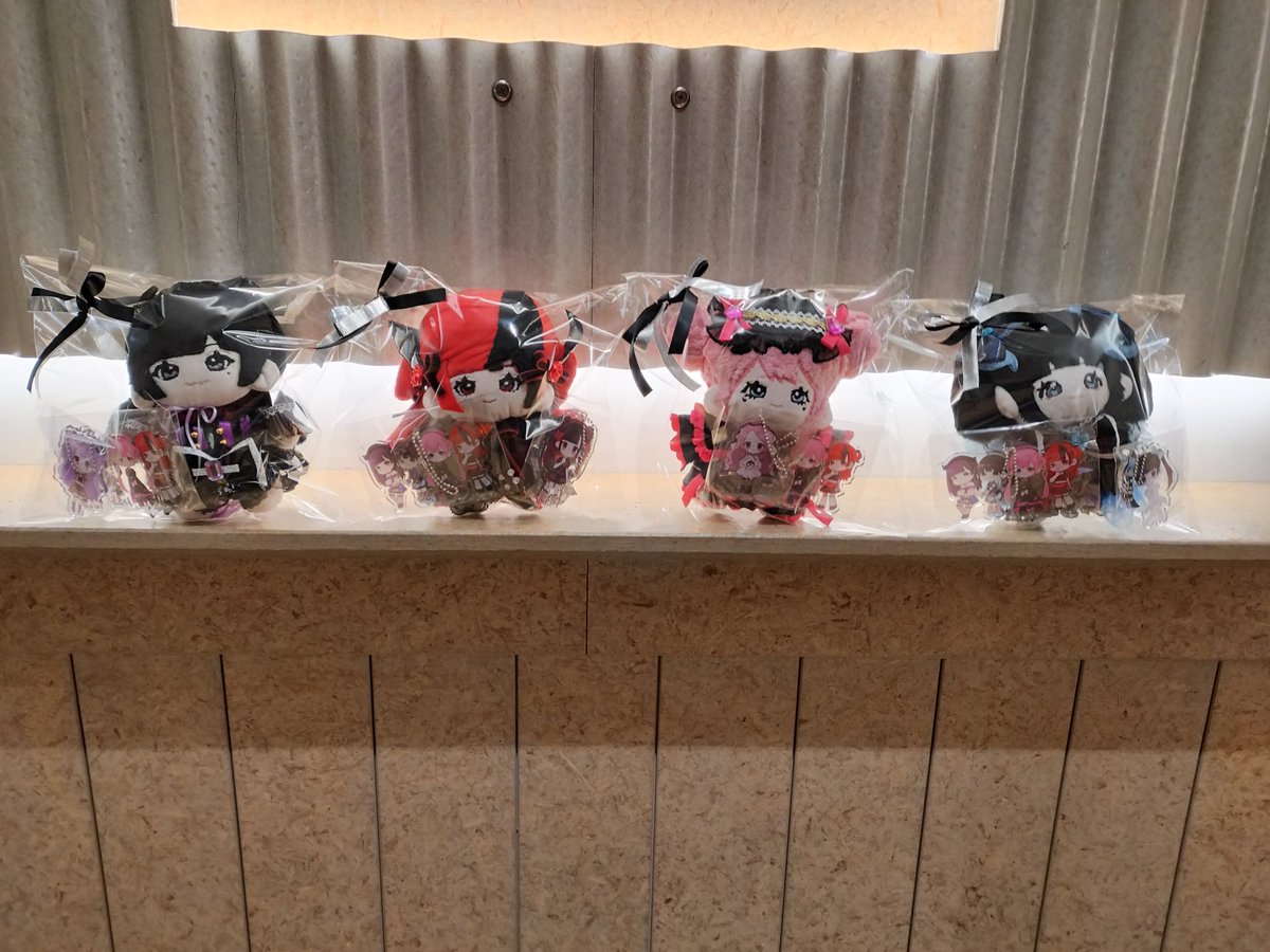 gagapiero_27's tweet photo. メンバーにプレゼントした寄せ書きの旗、非公式のイラストパーカー、アクキー2種、ぬいぐるみ(手作り)となります！
皆様本当にご協力ありがとうございました！
ガガ��エロお疲れ様でした🤡 https://t.co/4vMiq9DyX5