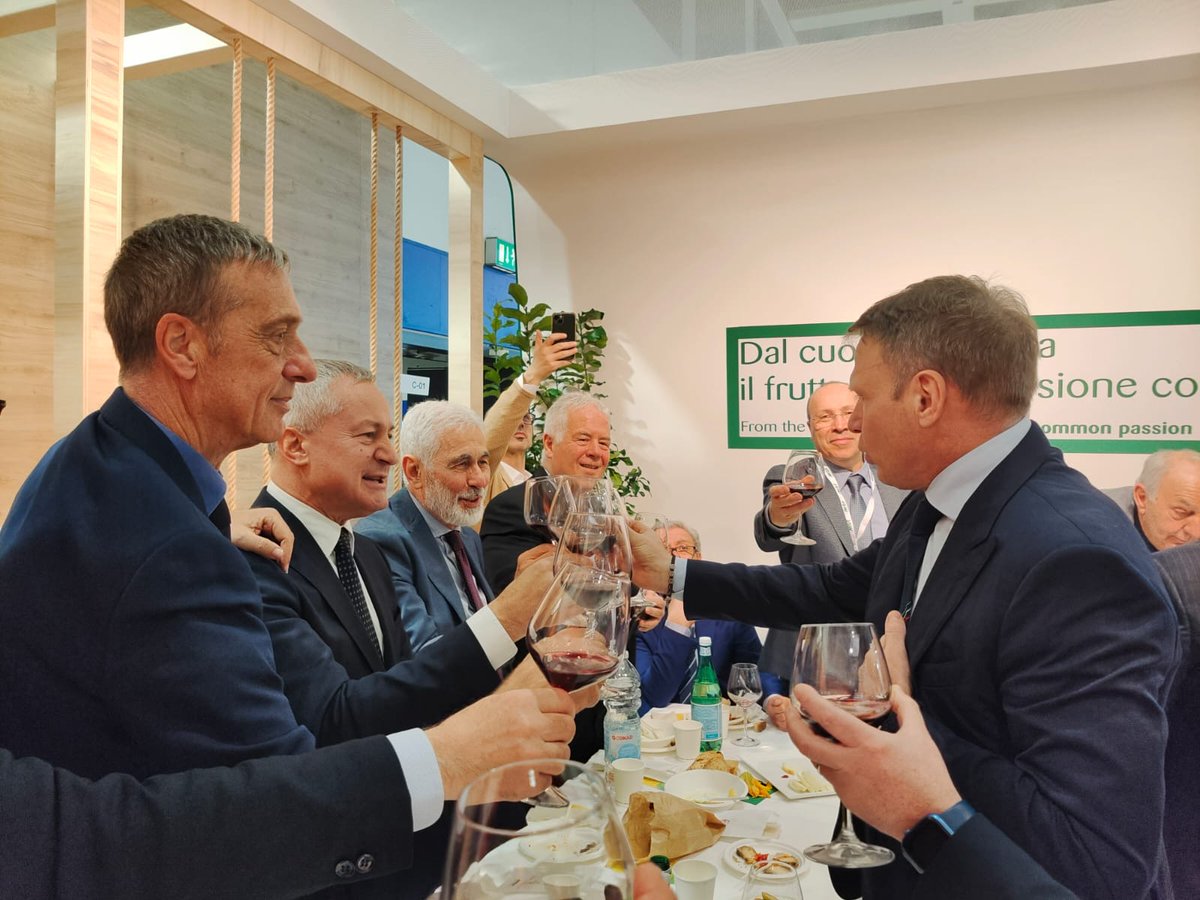 fondimof's tweet photo. Si chiude @Fruit_Logistica all’insegna di #innovazione e crescita!
✅ Confronto con Ministro Lollobrigida e altre autorità
✅ Successo dell’Osservatorio Prezzi #MOF con AI per più #trasparenza 
✅ Valorizzazione delle nostre #eccellenze
Per i dettagli: https://t.co/LLbOiz9Qju https://t.co/Ky1WfI6f32