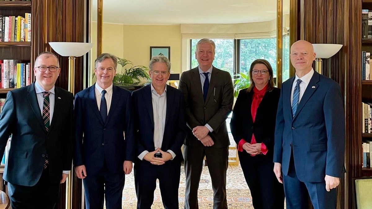 Un plaisir d’accueillir le Conseiller à la sécurité nationale Maarten Boef à la Résidence officielle pour une discussion enrichissante avec les Cinq Amis 🇦🇺🇨🇦🇳🇿🇬🇧🇺🇸 sur les défis communs en matière de sécurité internationale. Hâte du sommet #OTAN à La Haye en juin.