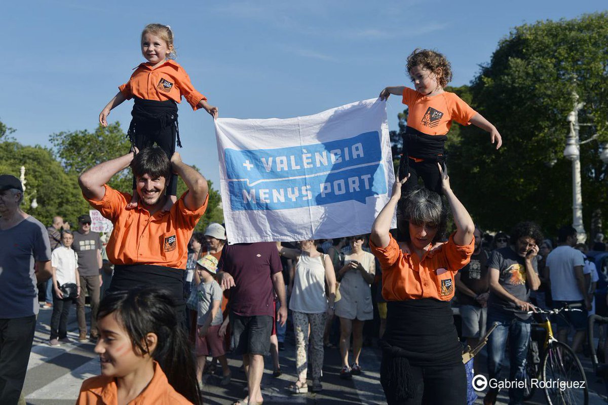 ⚫️🟠

10é Aniversari de la Jove

SOM ECOLOGISME

A la muixeranga intentem lligar la consciència amb la cultura i per això volem actuar de la millor forma possible assumint posicionaments que ens facen crèixer i continuar plantant cara als reptes que se’ns presenten.