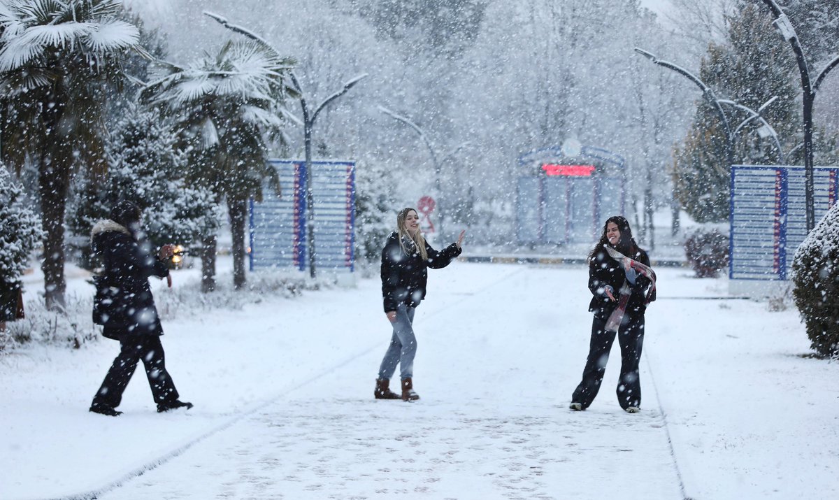 gaziantepUniv's tweet photo. ❄ Kar, Üniversitemize çok yakıştı! ❄

#ParlayanYıldız💫 #GaziantepÜniversitesi #GAÜN
#kar #kampüs #Üniversite https://t.co/tXnqDVrV27
