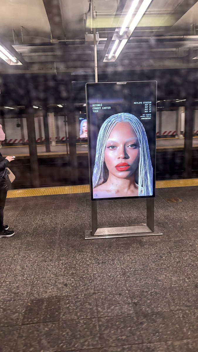 BeyhiveNY's tweet image. she’s literally everywhere…… 😳😳😳