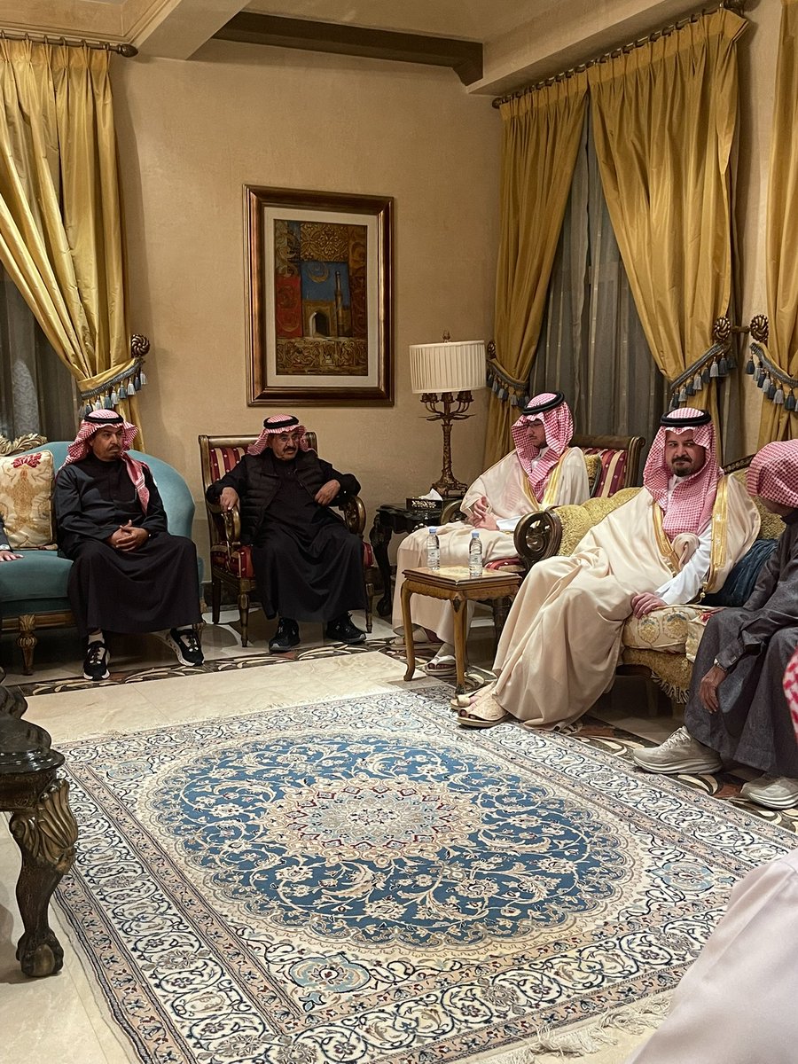 mfajummah841's tweet photo. مساء البارحه بمنزل الخال عبدالعزيز بن منصور ابالجيش في عزاء ابن الخال منصور بن فهد بن منصور ابالجيش رحمه الله واسكنه فسيح جناته 
امير منطقه المدينه المنوره الامير سلمان بن سلطان بن عبدالعزيز وابنه الامير فهد ، الخال فهد يسار، ويمين الوالد ومانع بن محمد بن جمعه https://t.co/G9tUiJGeBV