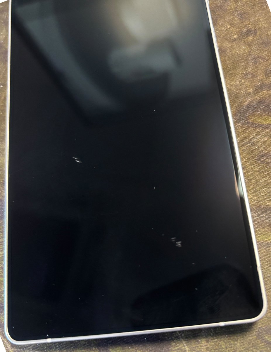 powerfuse0's tweet photo. @dbrand When are you gonna start shipping S25U screen protectors? I'm a little careless 🤷‍♂️ https://t.co/lUZvaBRV0p