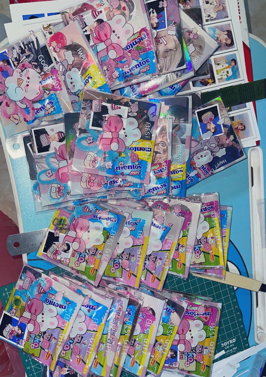Heerayjj's tweet photo. Carat besok aku bagiin ini yaa, aku di deket  deposit counter deket bmw park, kalau mau nnti minta aia ya, kalo ga suka jangan di buang ya kawan ini aku buat dengan sepenuh hati 🫶🏻  keychain macrame khusus yang udah follow aku ya 🥰 https://t.co/KuMNmJfDjF