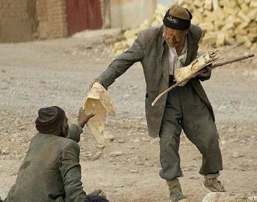 "بعض الناس تكون حياتهم كلها رحلة ضوء ..
يضيئون لمن حولهم أحياناً بفكرة .. وأحياناً بجملة عابرة .. وأحياناً بكتاب .. وأحياناً برغيف خبز "