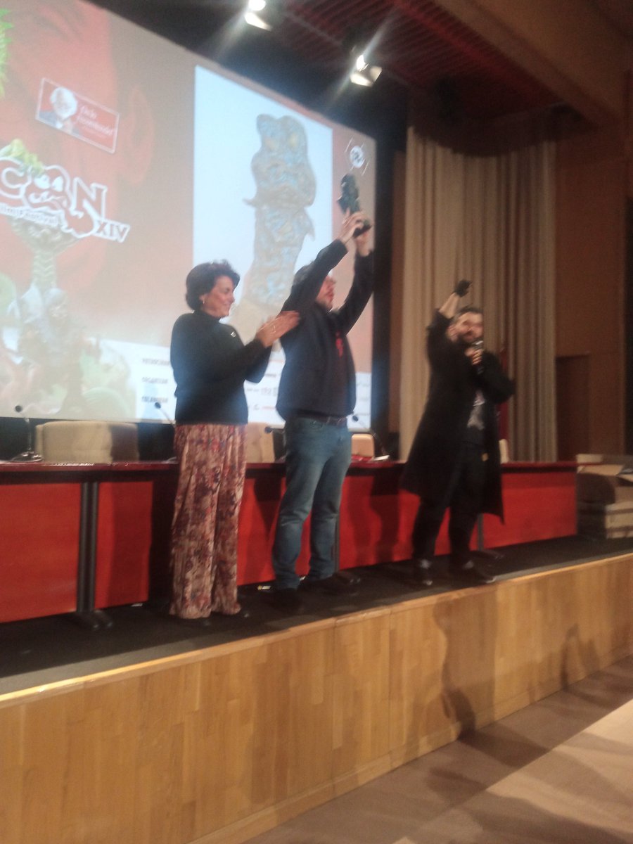 Sail ofizialari dagokionez, aitortu behar dut nire faboritoa karramarro farloperoena zela, baina arazorik ez irabazlearekin: " O velho e a espada". Irudian, zuzendaria, garaikurrarekin