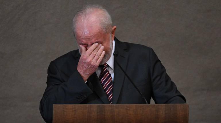 eduardomenoni's tweet image. 🚨| ÚLTIMA HORA: El presidente comunista de Brasil, Lula da Silva,  pide a la gente "no comprar comida cara", usando una corbata Louis Vuitton de más de 300 dólares. 🇧🇷 El comunismo es una mierda. ¿Estás de acuerdo?