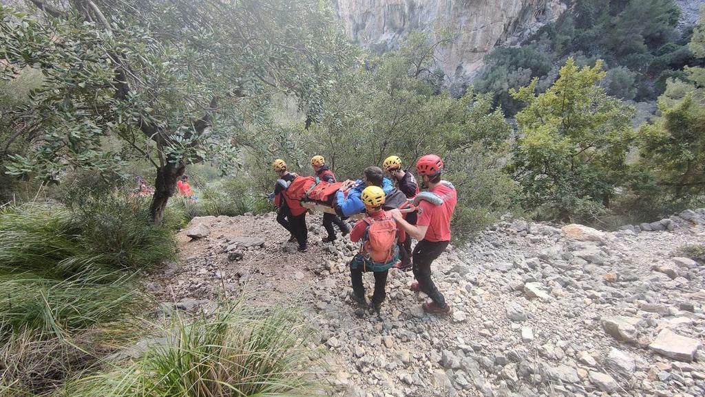 Rescat d'un escalador de 28 anys que ha caigut amb possible fractura de turmell i cremada de la corda al coll, al sector de "La Reserva".
Immobilitzat i translladat per #GrupdeRescatdeMuntanya Inca i Sóller fins l'ambulància i VIR(Vehicle Intervencio Ràpida) de <a href="/SAMU061IB/">SAMU061 IllesBalears</a> .