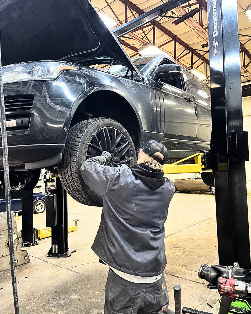 KingsCrossAuto's tweet image. One of our amazing techs giving this Land Rover the care it deserves! As a small, family-owned shop, we're beyond grateful for our incredible customers and the chance to do what we love every day. 💛 

#KingsCrossAuto #FamilyOwned  #vanwa #pdxrovers