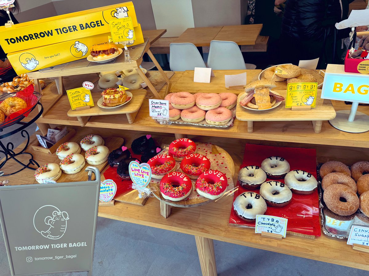 y39__na's tweet photo. 3日目は気になっちょったお店へ
(TOMORROW TIGER BAGEL)さん
揚げベーグルが美味し過ぎた🤤🤍
(.zip)さん最近ハマっちょるストラップのパーツを買って、morudollも買ってみた🙌ハマりそー
写真はないけど(Notte mare)さん可愛いくて安くてサイコーやた😍
大阪最後は串カツ🦐
充実した3日間やたー🥹 https://t.co/jpUe64Jbn9