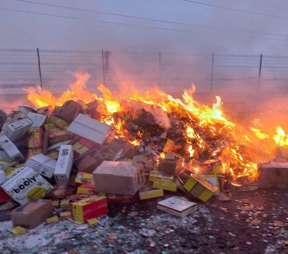 🔵 Ağrı’da tarihi geçmiş 23 kamyon gıda, bakanlık kararıyla imha edildi.
