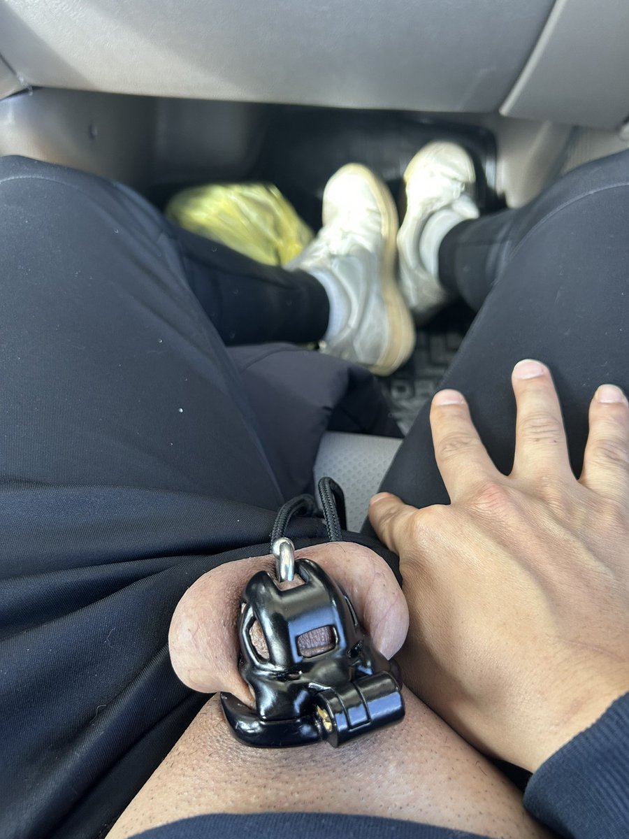 趁朋友不在趕快拍一下
光線意外的好

#貞操鎖 #自鎖 #chastity #白襪控 #原味白襪 #臭白襪 #長期戴鎖 #長期禁慾