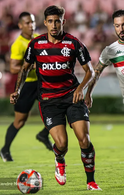 ryansales_3's tweet photo. Nos últimos anos, o Flamengo tem mostrado uma mudança interessante no perfil dos jogadores revelados em sua base. O clube tem se distanciado de um modelo focado em jogadores midiáticos nas categorias de base, para apostar em talentos mais discretos, que, apesar de menos conhecidos, têm se destacado no time principal.

Em um passado recente, o Flamengo era marcado por revelar jovens jogadores como Lorran, Matheus França e Lázaro, que eram grandes destaques das categorias de base e que chamavam atenção desde muito novos. No entanto, atualmente, o clube tem dado mais valor a um perfil diferente: jogadores com foco no desempenho em campo e com menos exposição.

Jogadores como Evertton Araújo, Guilherme, Wallace Yan e Daniel Sales, que são menos visados pela mídia, têm aparecido como potenciais jogadores importantes para a equipe principal. Esses nomes têm se destacado pela qualidade técnica, pela maturidade e pelo trabalho coletivo. A ascensão deles à equipe principal mostra que o Flamengo está investindo em um desenvolvimento mais equilibrado de seus jovens, dando ênfase ao seu amadurecimento dentro do clube, sem tanta pressa para subir e ter resultados imediatos.

Evertton Araújo, por exemplo, já foi destaque na temporada passada, sendo titular e peça fundamental no título da Copa do Brasil. Wallace Yan, Guilherme e Daniel Sales têm mostrado consistência e equilíbrio, apresentando valências importantes para o modelo de jogo da equipe principal e aos poucos ganhando seus minutos e destaque.

Essa mudança no perfil de revelação de jogadores reflete uma nova abordagem dentro do Flamengo, que agora valoriza mais o trabalho de base focado no coletivo, na maturação dos atletas e em um jogo mais integrado. Ao priorizar a evolução contínua dos jogadores, o clube parece estar apostando na formação de atletas que contribuem de maneira sólida para a equipe, mesmo sem a mesma visibilidade de outros tempos.