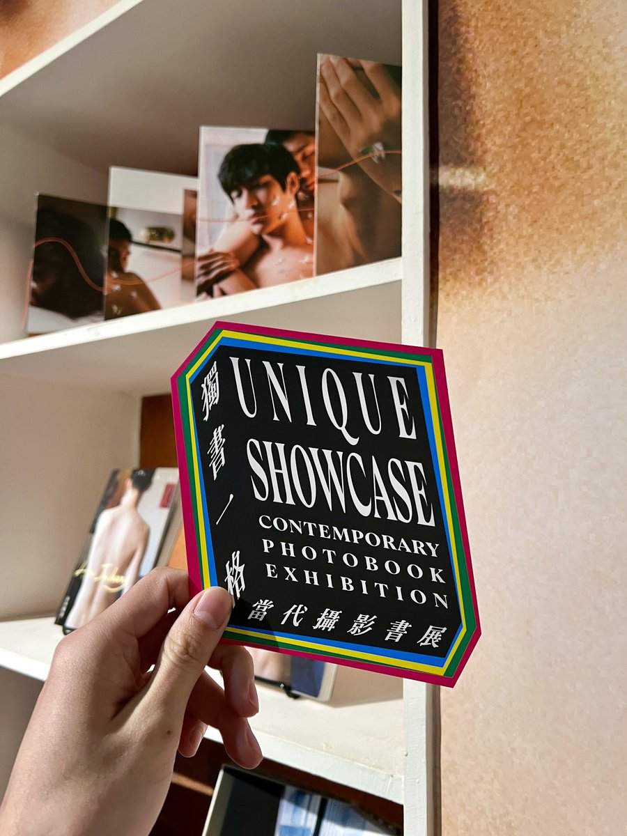 獨書一格：當代攝影書展

2.5 (三) ─ 2.28(五)
未命名(台北市鄭州路25號4、5樓)

藝術家：Sharol Xiǎo│Sop-Jung Yoon│王若庭│吳尚霖│李岳凌│杜韻飛│周芳伃│林家夯│莊約翰│許曉薇│陳怡今│湯景光│黃冠傑│黃時得│黃新鈞│楊宇光│蔡定邦│蔡嘉瑋│薛敬議 │ 蘇厚文

承辦單位：書盒子