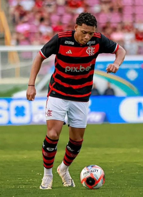 Nos últimos anos, o Flamengo tem mostrado uma mudança interessante no perfil dos jogadores revelados em sua base. O clube tem se distanciado de um modelo focado em jogadores midiáticos nas categorias de base, para apostar em talentos mais discretos, que, apesar de menos