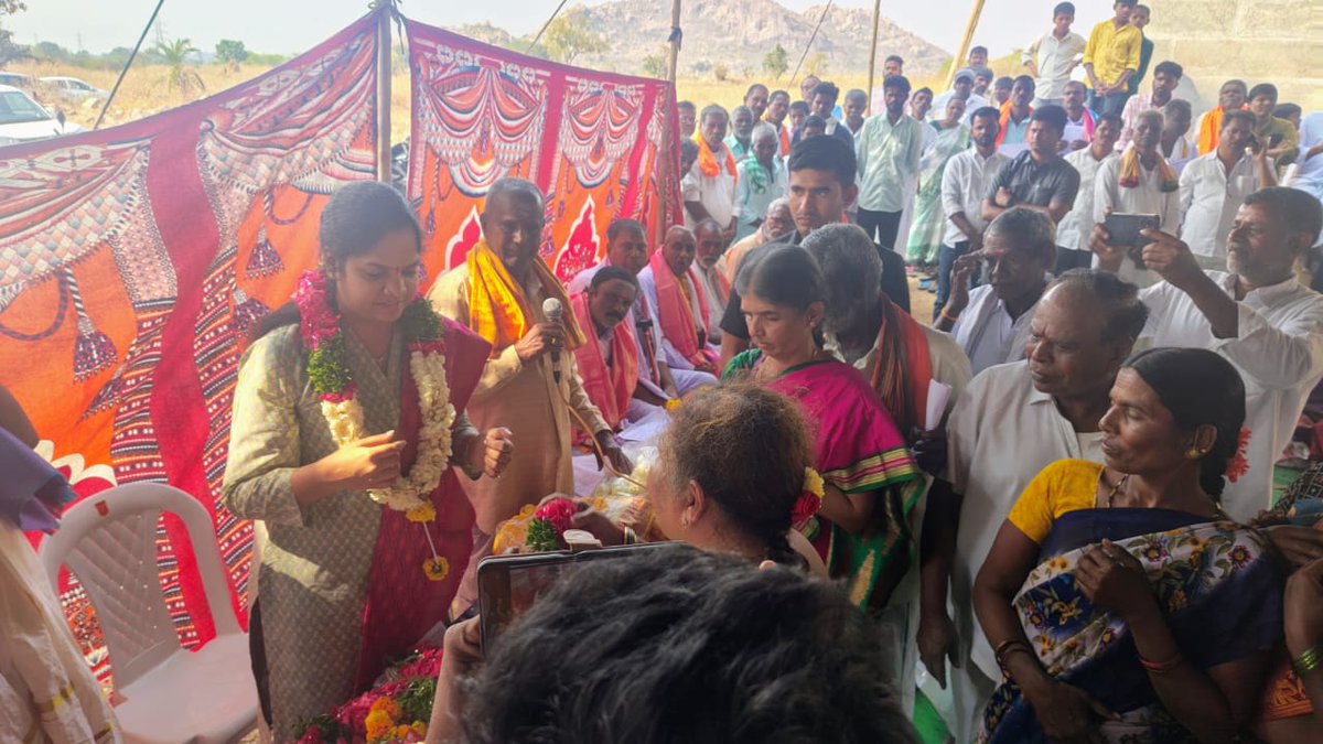Parnika_Reddy_'s tweet photo. కోయిలకొండ మండలం వింజమూరు గ్రామంలో శ్రీకృష్ణ గురుగీత ఆశ్రమంలో 74 వ పాదపూజ ఉత్సవాల్లో పాల్గొన్న ఎమ్మెల్యే డా చిట్టెం పర్ణిక రెడ్డి గారు. #chittemparnikareddy #Congress #MLA #narayanpet #TelanganaCongress https://t.co/dJaZiWmiJa