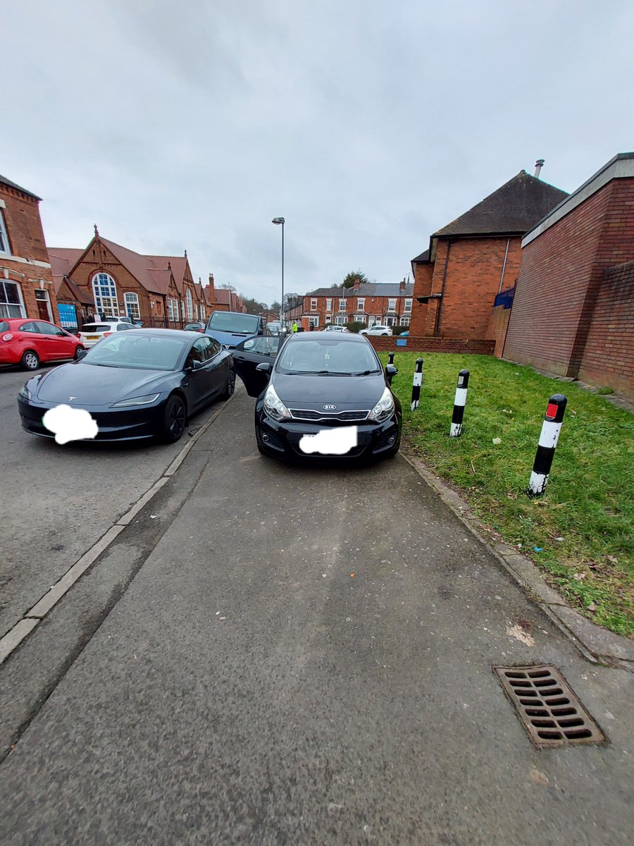 ErdingtonWMP's tweet photo. #Erdington officers have been out this afternoon, dealing with school parking.
Wasn't a great idea 💡 to block the pavement at the rear of a police station.
Consider your parking when dropping and picking up your children.
@OsbornePriSch
#ticketsinthepost https://t.co/QrI2LlTzvV